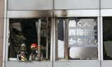 Đám cháy bùng phát ở tầng 4 một toà nhà trung tâm thành phố Osaka. Ảnh: Reuters