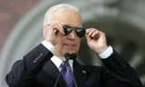 Tổng thống Mỹ Joe Biden vốn rất ưa thích các cặp kính phi công. Ảnh: AP