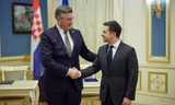 Thủ tướng Croatia Andrej Plenkovic (trái) bắt tay Tổng thống Ukraine Volodymyr Zelensky (phải) trong cuộc gặp ngày 8/12. Ảnh: president.gov.ua
