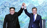 Tổng thống Hàn Quốc Moon Jae-in và Chủ tịch Triều Tiên Kim Jong-un trong một cuộc gặp năm 2018. Ảnh: AP