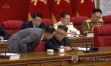 Jo Yong-won, thư ký phụ trách các vấn đề tổ chức của trung ương đảng Lao động Triều Tiên, nói chuyện với nhà lãnh đạo Kim Jong-un. Ảnh: Yonhap