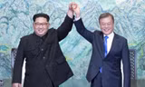 Tổng thống Hàn Quốc Moon Jae-in và Chủ tịch Triều Tiên Kim Jong-un trong một cuộc gặp tại Bàn Môn Điếm. Ảnh: AP