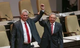 Ông Raul Castro (phải) và ông Miguel Diaz-Canel (trái). Ảnh: AA