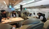 Phái đoàn Taliban trên một chuyến bay. Ảnh: Reuters