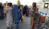 Tay súng Taliban đứng gác bên ngoài sân bay Kabul. Ảnh: Reuters