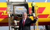 Thủ tướng Israel đón lô vắc-xin đầu tiên ở sân bay. Ảnh: Reuters