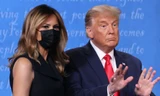 Bà Melania tái xuất hậu COVID-19, đeo khẩu trang đi cổ vũ ông Trump
