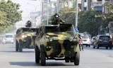 Quân đội đi trên đường phố Myanmar. Ảnh: Reuters