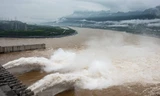 Ba cửa xả lũ dưới của đập Tam Hiệp xả nước. Ảnh: CGTN