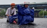 Phố xá ngập sâu, người Đà Nẵng bì bõm đẩy xe trong 'biển nước'