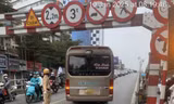 CSGT 'giải cứu' xe khách mắc kẹt trên cầu vượt Tây Sơn