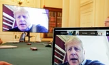 Ông Boris Johnson họp trực tuyến khi tự cách ly tại nhà vì mắc COVID-19. Ảnh: PA