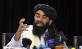 Phát ngôn viên Zabihullah Mujahid trong cuộc họp báo ngày 17/8. Ảnh: AP