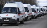 Xe cấp cứu nối đuôi nhau đưa bệnh nhân COVID-19 nhập viện. Ảnh: Sputnik