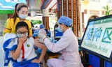 Một học sinh tiểu học ở Hải Nam (Trung Quốc) tiêm vắc xin ngày 26/10. Ảnh: VCG