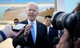 Ông Biden trò chuyện với phóng viên trước khi lên chiếc Không lực Một để trở về Washington. Ảnh: AP