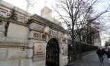 Cổng vào Đại sứ quán Nga tại Berlin (Đức). Ảnh: Reuters