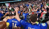 Các cầu thủ Italia ăn mừng cùng người hâm mộ trên sân vận động Wembley sau khi giành ngôi vô địch Euro 2020. Ảnh: Reuters