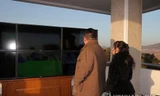 Chủ tịch Triều Tiên Kim Jong-un đưa con gái đi xem phóng tên lửa ICBM
