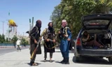 Chiến binh Taliban ở Ghazni sau khi nhóm tuyên bố chiếm được thủ phủ này hôm thứ Năm, 12/8. Ảnh: AP