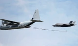 Ảnh tư liệu: KC-130J tiếp nhiên liệu cho F-35B trong buổi trình diễn ở Anh. Ảnh: Reuters