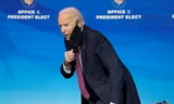 Ông Joe Biden trò chuyện với phóng viên ngày 16/12. Ảnh: Reuters