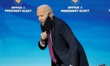 Ông Joe Biden trò chuyện với phóng viên ngày 16/12. Ảnh: Reuters