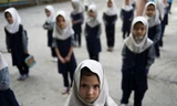 Nữ sinh cấp một ở Kabul trở lại trường học ngày 18/9. Ảnh: Reuters