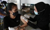 Một phụ nữ Indonesia đang tiêm vắc xin. Ảnh: EFE-EPA