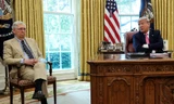 Tổng thống Trump và lãnh đạo phe đa số Thượng viện - McConnell trong phòng Bầu dục ở Nhà Trắng. Ảnh: Reuters