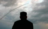 Ông Kim Jong-un theo dõi một vụ thử vũ khí. Ảnh: KCNA