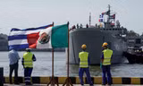 Cảng Havana (Cuba) chuẩn bị đón tàu viện trợ của Mexico. Ảnh: Reuters