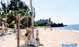 Du khách hòa mình vào thiên nhiên bên khu homestay nằm bên bờ biển xinh đẹp ở đảo Bé.