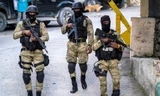 Lực lượng an ninh Haiti đứng canh gác khi nhân viên FBI khám xét dinh thự cố Tổng thống Moise. Ảnh: Reuters
