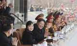 Ông Kim Jong-un đưa con gái đi xem bóng đá