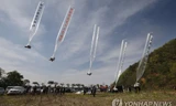 Người đào thoát thả truyền đơn từ Hàn Quốc sang Triều Tiên. Ảnh: Yonhap