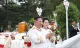 Phu nhân ông Kim Jong-un gây ấn tượng khi xuất hiện với dung nhan yêu kiều 
