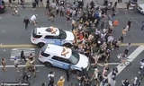 Hai chiếc xe cảnh sát hùng hổ lao vào đám đông người biểu tình ở Mỹ. Ảnh cắt từ video