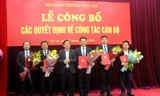 Bộ trưởng Nguyễn Văn Thể trao quyết định và chúc mừng các cán bộ được điều động, bổ nhiệm.