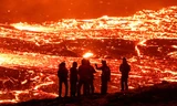 Bất chấp nguy hiểm, dân Iceland đến sát miệng núi lửa xem dung nham phun trào