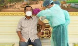 Thủ tướng Campuchia Hun Sen tiêm vắc xin sáng nay, 20/4.