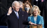 Ông Joe Biden bỏ khẩu trang, tuyên thệ nhậm chức tổng thống Mỹ. Ảnh: Getty