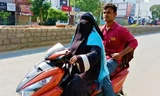 Bà Razia Begum và con trai. Ảnh: News Minute