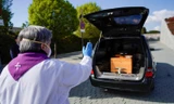 Linh mục Tây Ban Nha làm lễ trước quan tài một phụ nữ tử vong vì COVID-19. Ảnh: Reuters