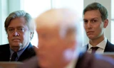 Ông Steve Bannon (trái) và con rể Tổng thống Trump - Jared Kushner (phải) nhìn về phía Tổng thống. Ảnh: Reuters
