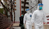 Nhân viên y tế ở chung cư Hong Mei (Hồng Kông, Trung Quốc). Ảnh: Reuters