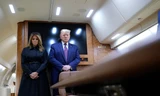 Tổng thống Trump và phu nhân trên chiếc Không lực Một. Ảnh: AP