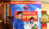 Bí thư thứ nhất T.Ư Đoàn Lê Quốc Phong chúc mừng đảng viên mới Trần Thị Thanh Vân tại TPHCM ngày 27/7