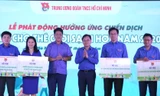 Bí thư thường trực T.Ư Đoàn, Chủ tịch T.Ư Hội LHTN Việt Nam Nguyễn Anh Tuấn và Phó Tổng cục trưởng Tổng cục Môi trường Nguyễn Thượng Hiền tặng biểu trưng hỗ trợ các đơn vị
