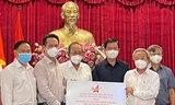 Hội Doanh nhân trẻ trao biển hỗ trợ bình oxy, túi quà an sinh, túi thuốc an sinh